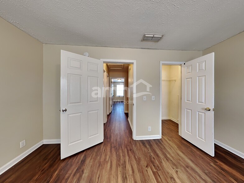 Building Photo - 913 Tom Hailey Blvd