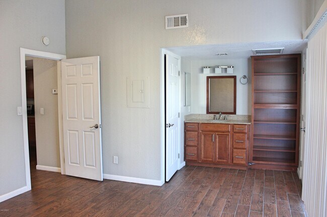 Building Photo - 1602 E Ocotillo Rd