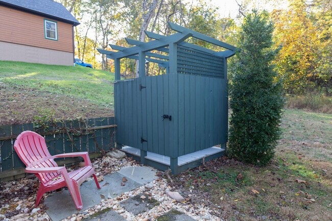 Building Photo - 1 bed, 1 bath River View Cottage in Charle...