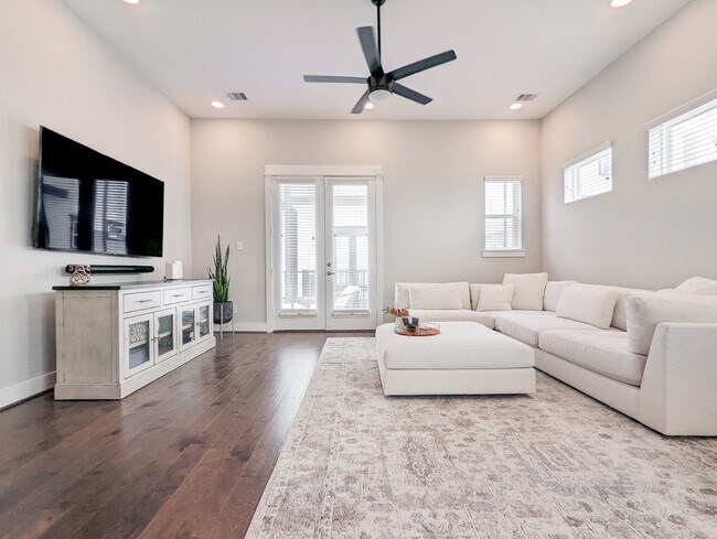 Building Photo - 1114 W 15th 1/2 St