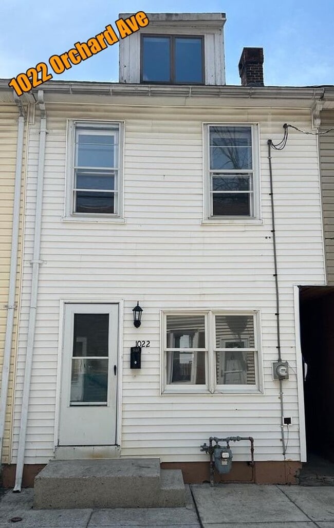 Building Photo - 3 Bedroom Row Home