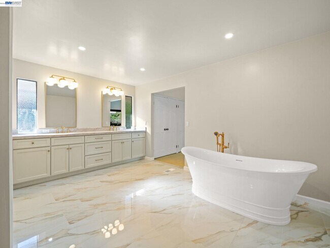 Building Photo - 261 St Paul Dr