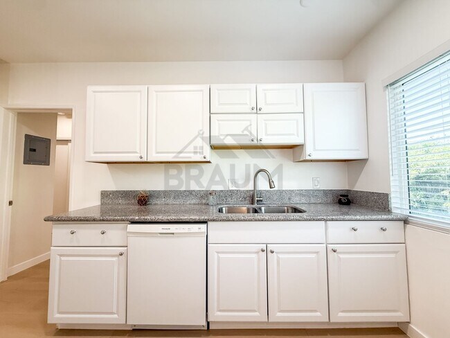 Building Photo - 13115 Oxnard St