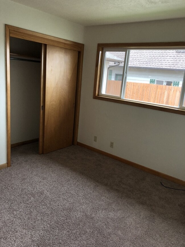 Building Photo - 800 NE 15th St