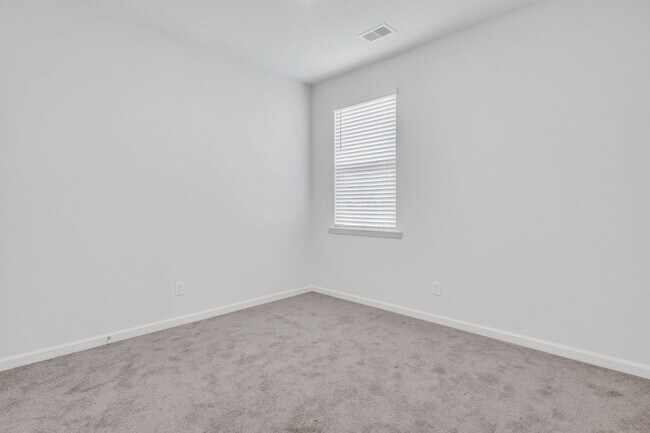 Building Photo - 4 BEDROOMS & FENCED YARD!