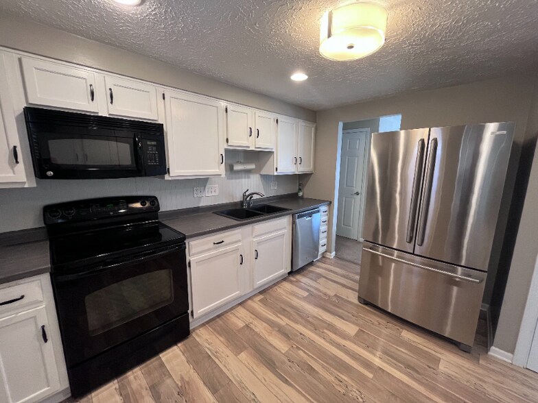 Building Photo - 1010 Yellow Pine Ct