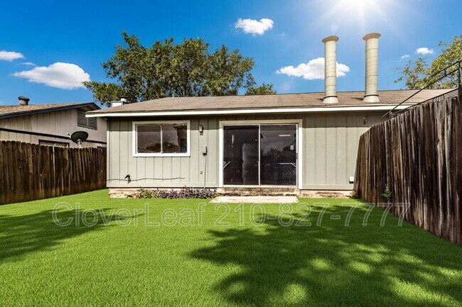Building Photo - 5528 Lochmoor