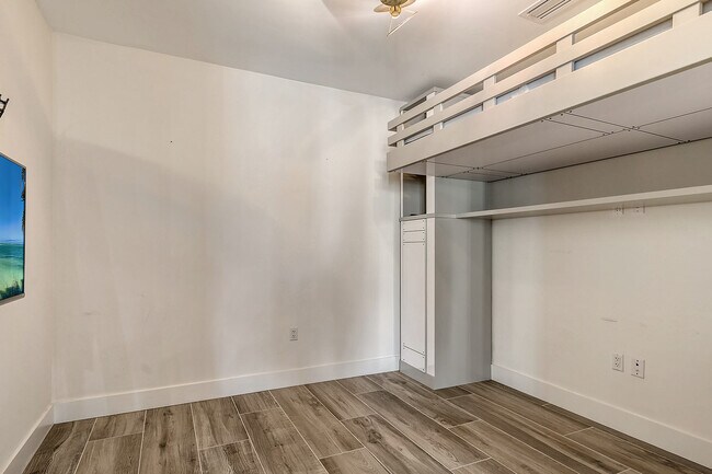 Building Photo - 111 S Pineapple Ave