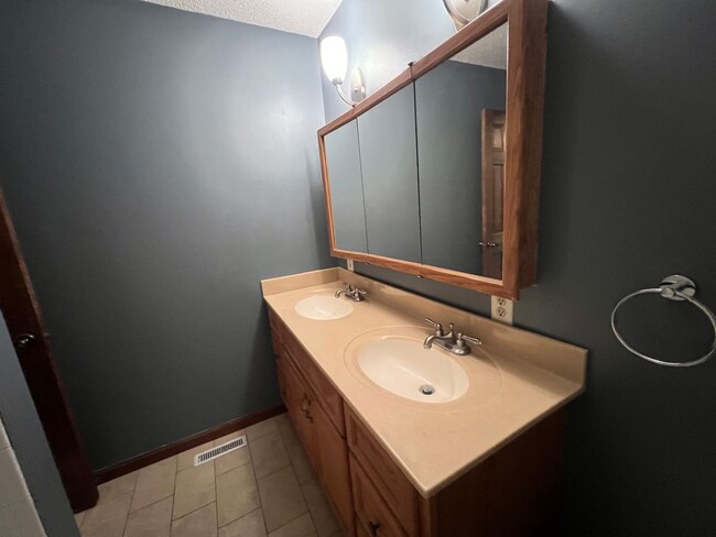 Building Photo - Spacious Townhome w/ Washer & Dryer, Garag...