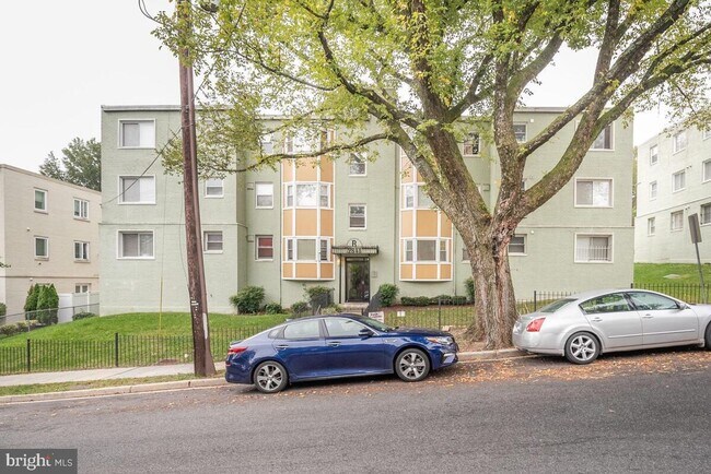 Building Photo - Amazing 2 bedroom/ 1 Bathroom unit with plenty natural light