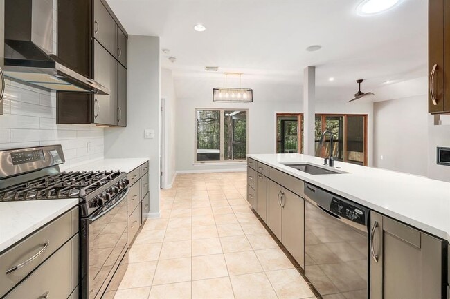 Building Photo - 4920 Hibiscus Valley Dr