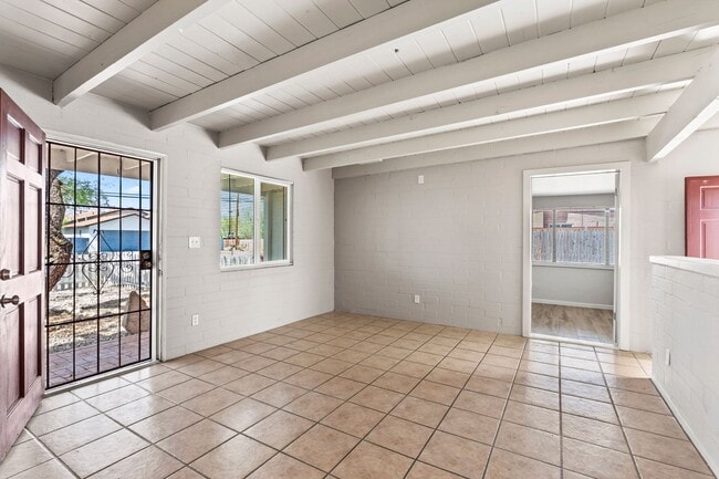 Building Photo - Charming central home