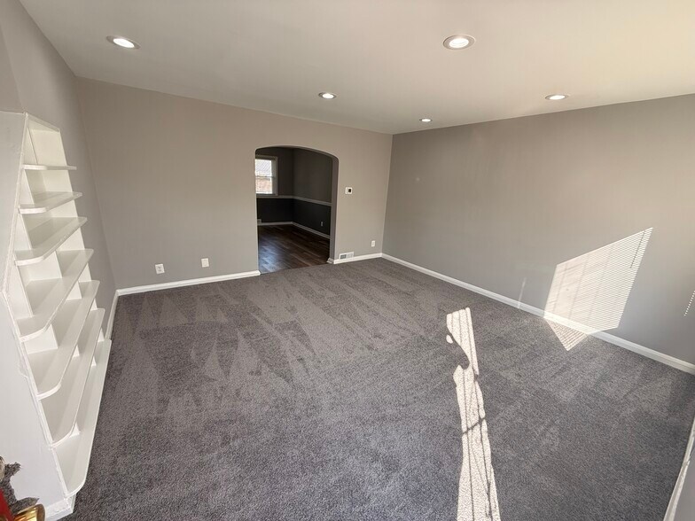 Building Photo - 1644 Sherwood Ave