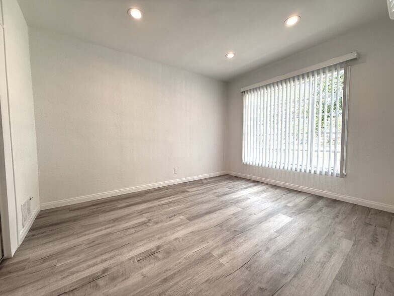 Building Photo - 5670 San Vicente Blvd