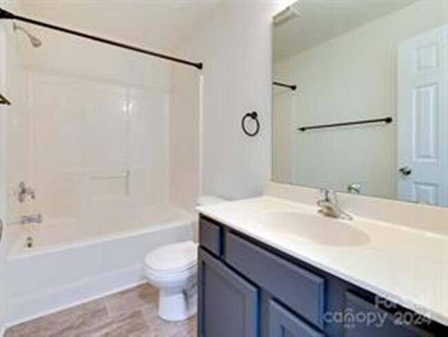 Shared Bathroom - 962 Plaza Walk Dr