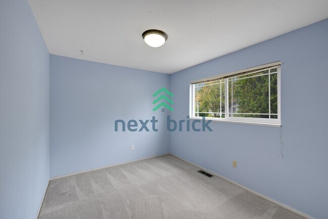 Building Photo - Spacious 4-Bedroom Retreat with 3 Full Baths in the Heart of Redmond – 2,490 Sq Ft of Comfort!