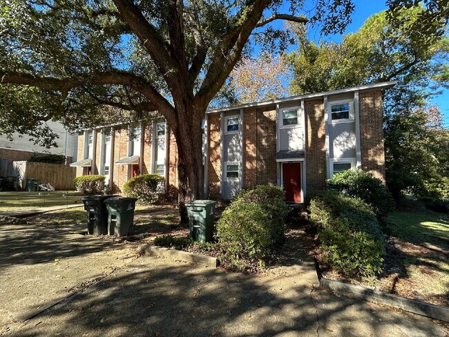 Building Photo - 2BR/1.5BA Townhouse Apartment Conveniently Located!