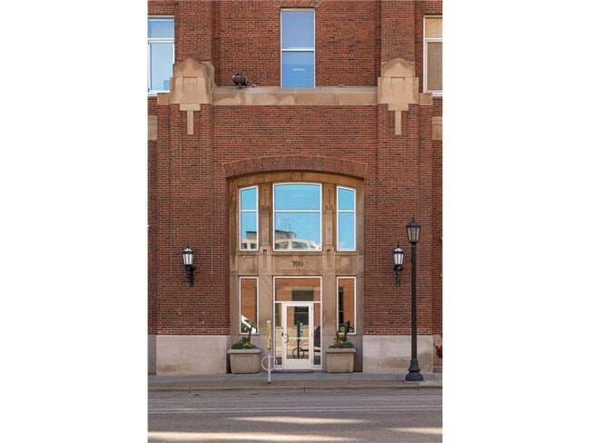 Building Photo - 700 N Washington Ave