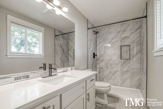 Building Photo - Stylish One-Level Living in East Vancouver!