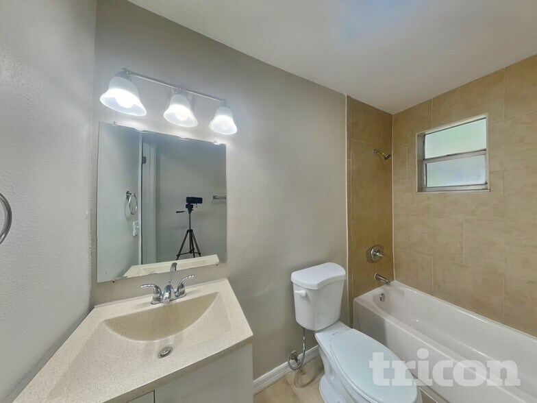 Building Photo - 8636 Oriole Ln