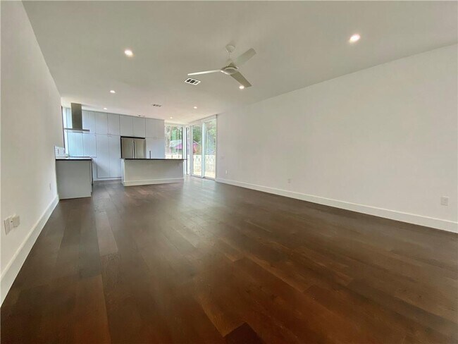 Building Photo - 1905 Riverview St