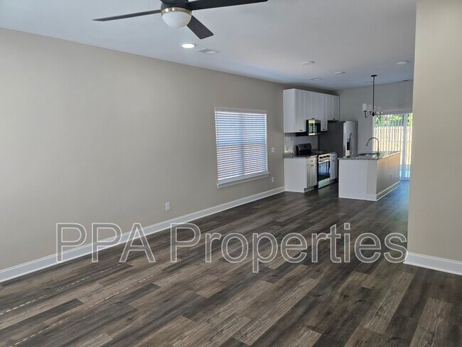 Building Photo - 402 Giles St