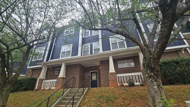 Building Photo - Charming 2 Bed, 2 Bathroom city Retreat Near Uptown Charlotte & Greenway Access