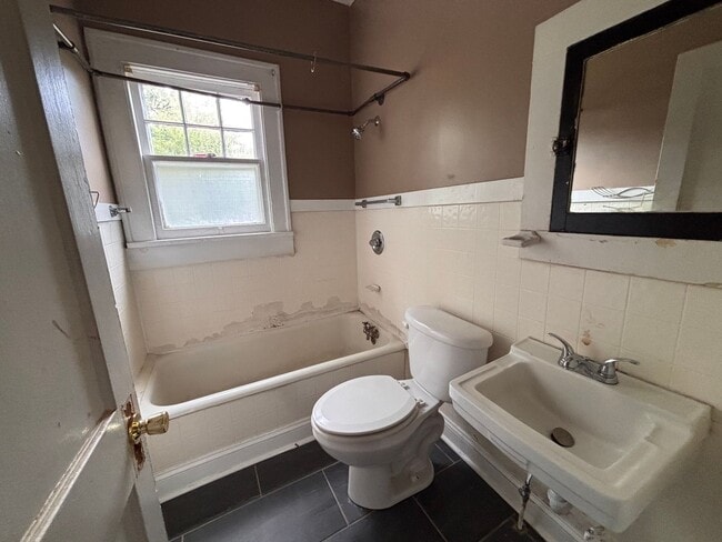 Building Photo - 3 Bedrooms, 1 Bathroom - West Rome House