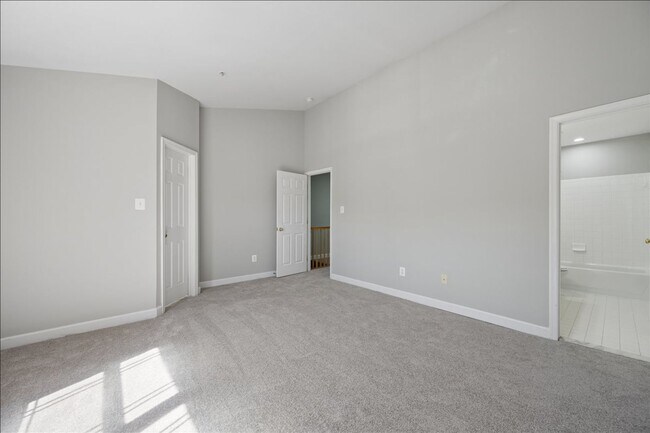 Building Photo - 1004 Collindale Ave