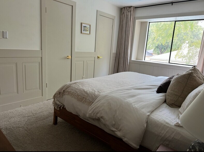 Building Photo - 5006 Deer Point Dr