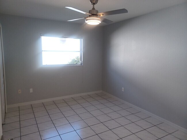 Building Photo - 4416 SW 24th Ave