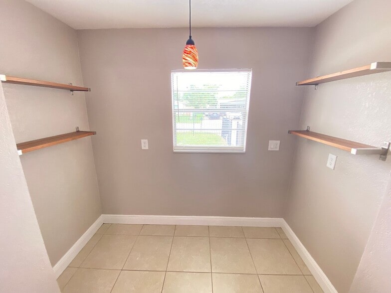 Building Photo - Nice 3 bedroom 2 bathroom House with Scree...