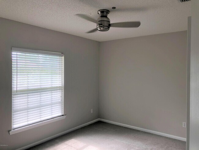 Building Photo - 2016 Water Crest Dr