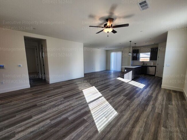 Building Photo - 4 bedroom/ 3 bathroom split-wing home.