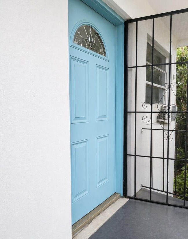 Building Photo - 413 N Sapodilla Ave