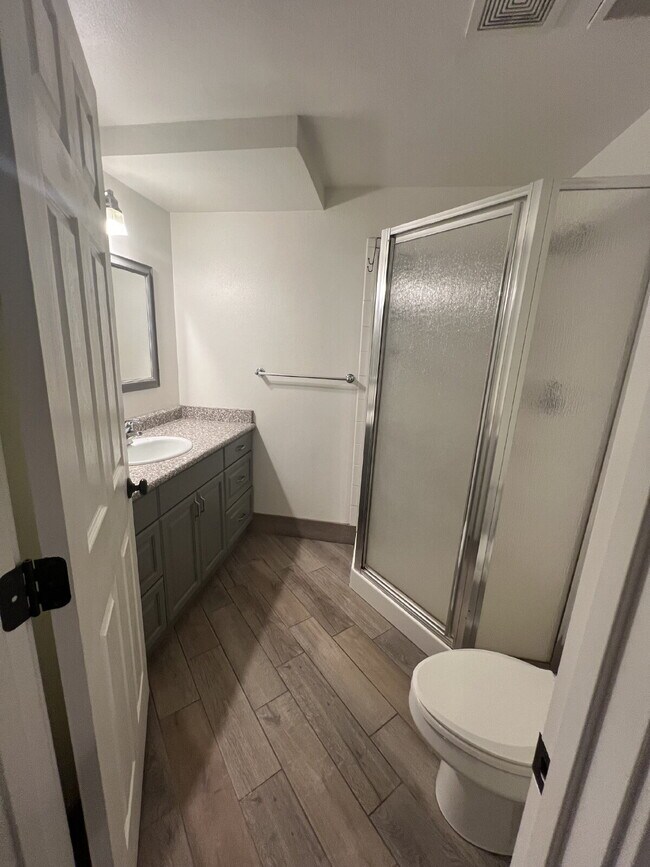 Building Photo - "Spacious 4-Bed Oasis with 3.5 Baths in Charming St. George!"