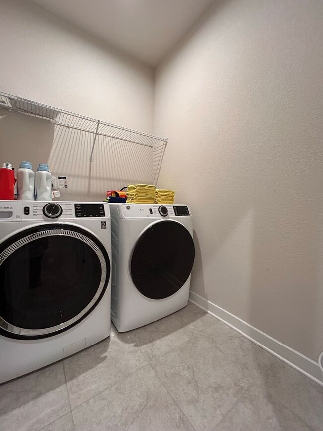 Building Photo - Spacious 4-Bedroom Townhome with Garage & ...