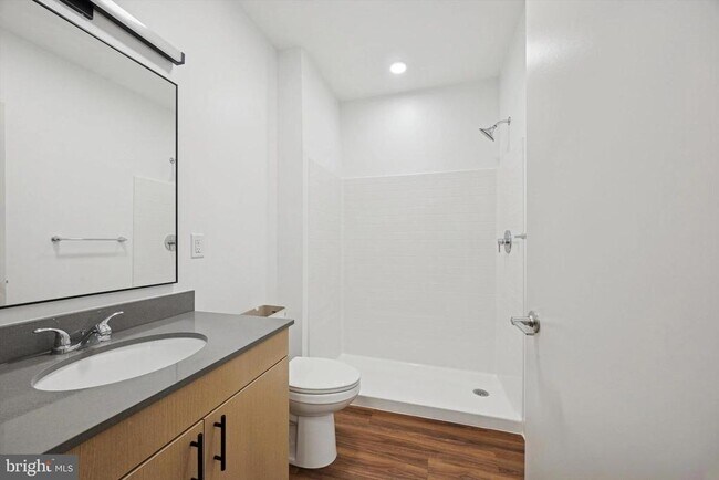 Building Photo - 4240 Chestnut St