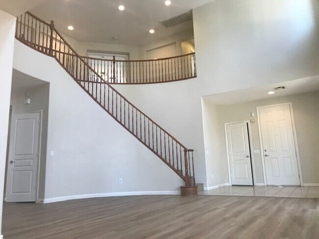 Building Photo - GATED COMMUNITY- FULLY REMODELED!