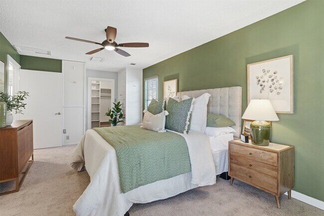 Building Photo - 818 Cedar Rd