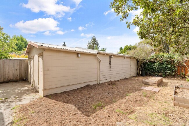 Building Photo - Upper Dimond/Lincoln Highlands Wonderful Craftsman Home!