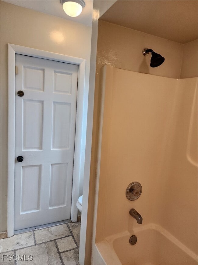 Building Photo - 612 SW 8th Ct