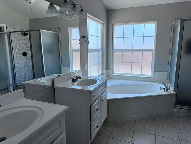 Building Photo - Adorable single floor 4 bedrooms,2 bathroo...