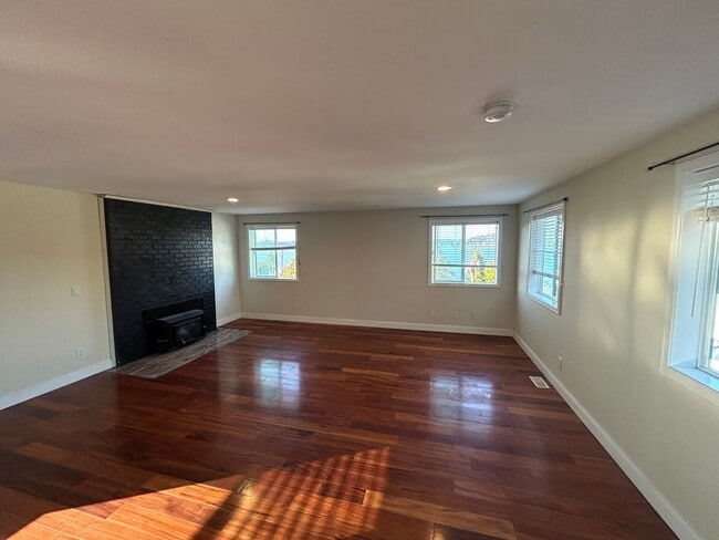 Building Photo - 3 bed/ 2 bath Two Story House overlooking ...