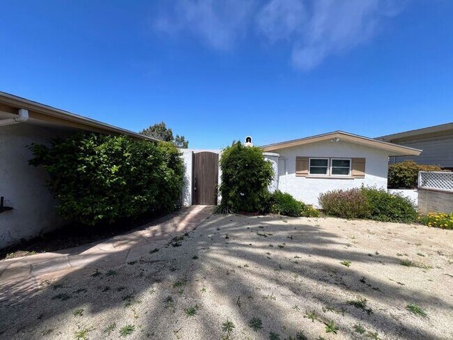 Building Photo - 3 Bed, 2 Bath, 2 Car Garage with Ocean Vie...