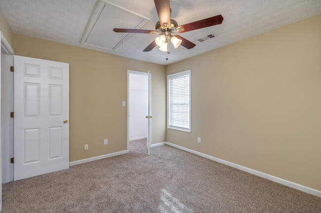 Building Photo - Gorgeous 4-bedroom, 2.5-bathroom home