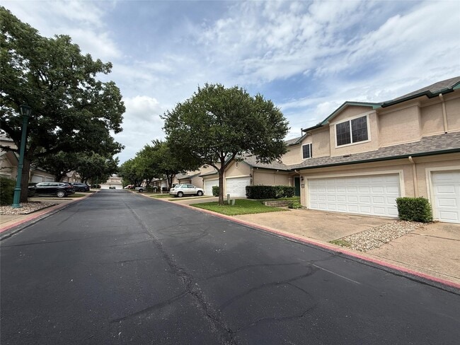 Building Photo - 2100 Pipers Field Dr