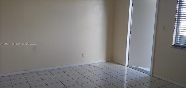 Building Photo - 1400 NE 54th St