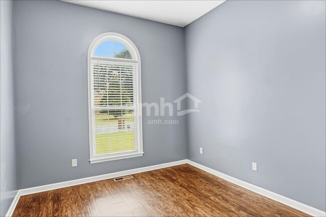 Building Photo - 104 Cascade Ln