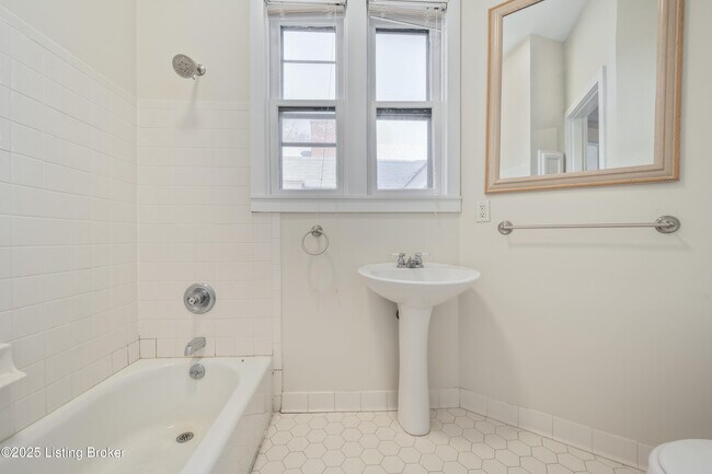 Building Photo - 1704 Rosewood Ave